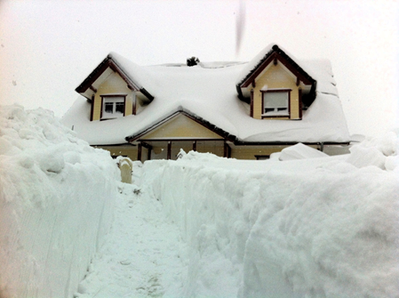 Haus bei Schnee - Winteransicht 1